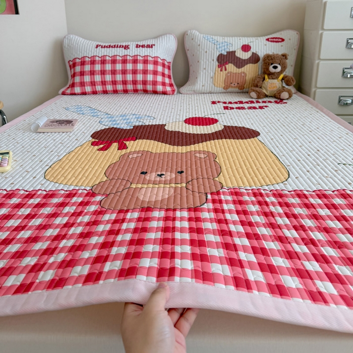 91家纺网 家纺一手货源 找家纺 贝扬思家纺 2026新款数码大版凉感丝夏被凉席系列 焦糖布丁熊