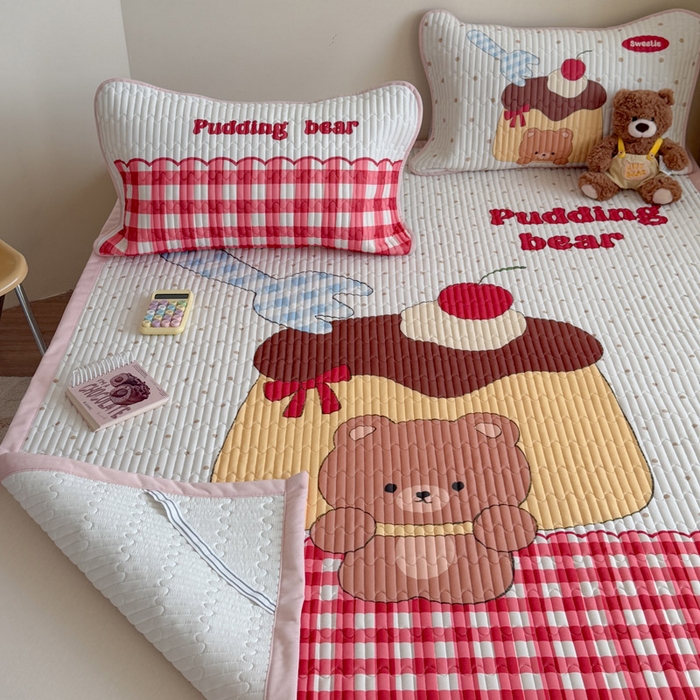 91家纺网 家纺一手货源 找家纺 贝扬思家纺 2026新款数码大版凉感丝夏被凉席系列 焦糖布丁熊