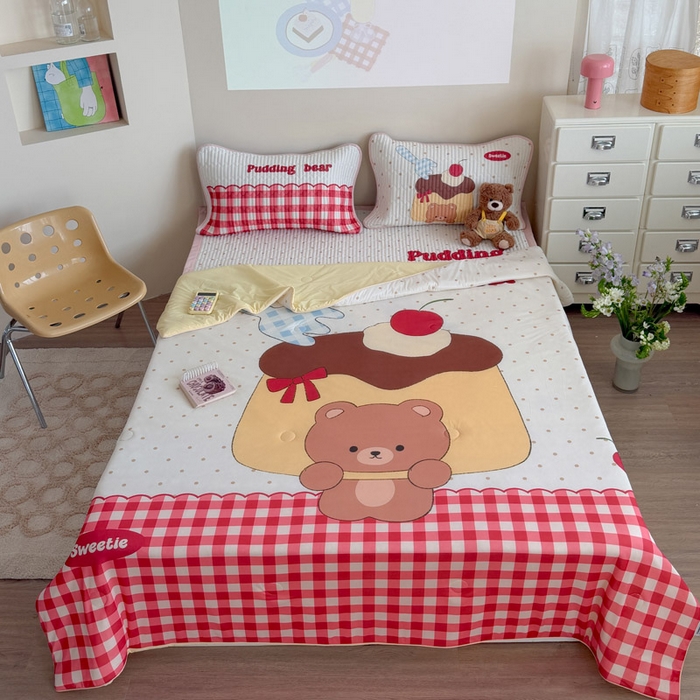 91家纺网 家纺一手货源 找家纺 贝扬思家纺 2026新款数码大版凉感丝夏被凉席系列 焦糖布丁熊