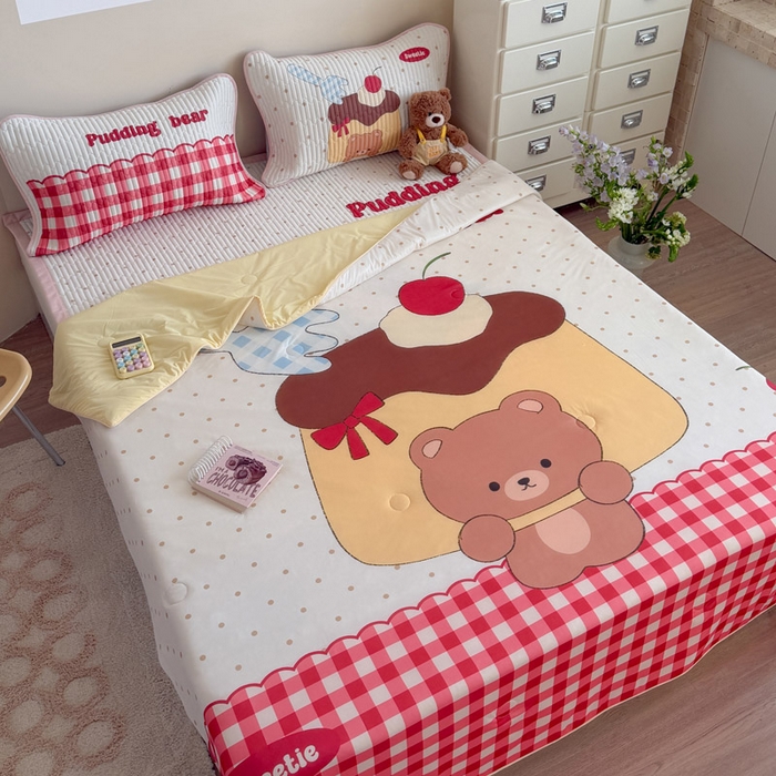 91家纺网 家纺一手货源 找家纺 贝扬思家纺 2026新款数码大版凉感丝夏被凉席系列 焦糖布丁熊