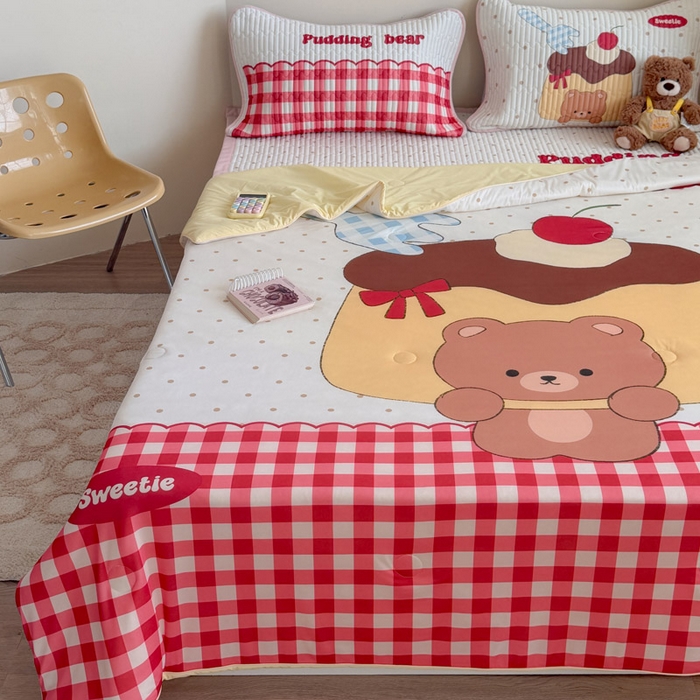 91家纺网 家纺一手货源 找家纺 贝扬思家纺 2026新款数码大版凉感丝夏被凉席系列 焦糖布丁熊