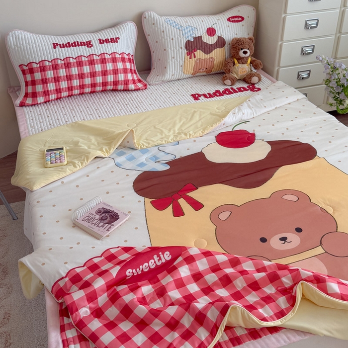 91家纺网 家纺一手货源 找家纺 贝扬思家纺 2026新款数码大版凉感丝夏被凉席系列 焦糖布丁熊