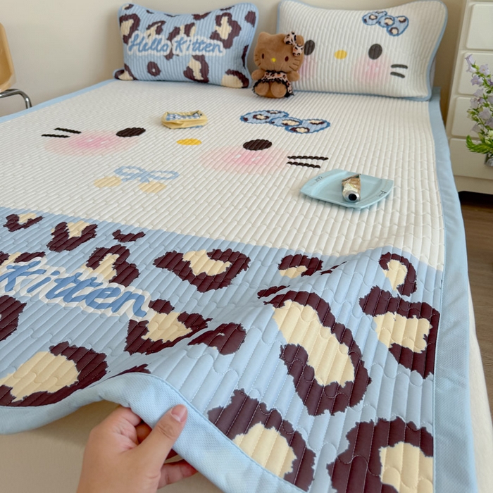 91家纺网 家纺一手货源 找家纺 贝扬思家纺 2026新款数码大版凉感丝夏被凉席系列 蓝色豹纹猫