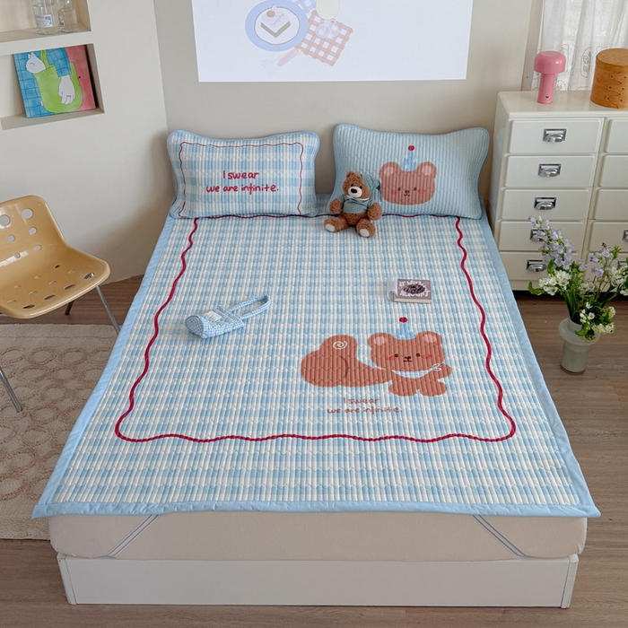 91家纺网 家纺一手货源 找家纺 贝扬思家纺 2026新款数码大版凉感丝夏被凉席系列 拇指小熊