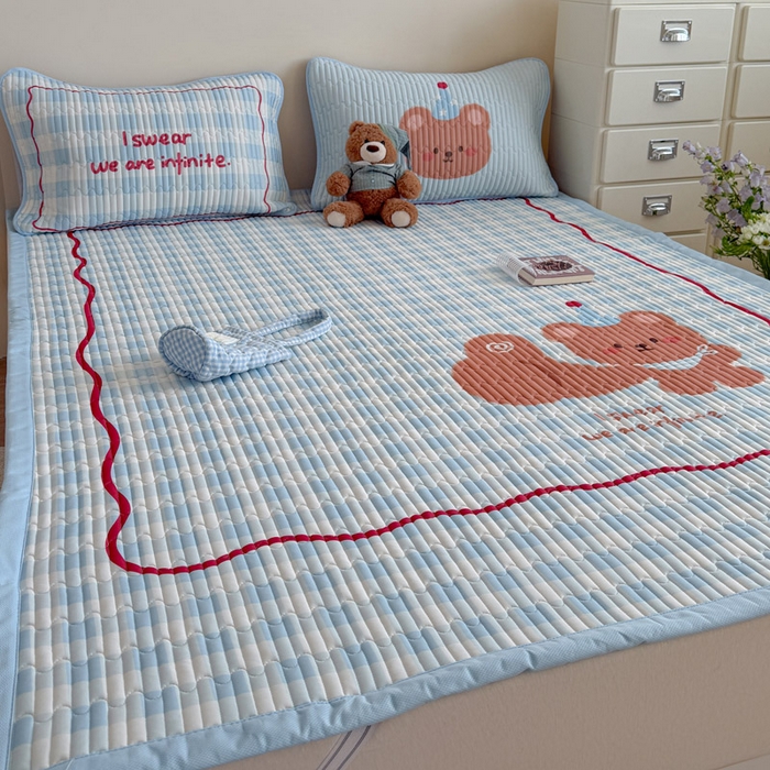 91家纺网 家纺一手货源 找家纺 贝扬思家纺 2026新款数码大版凉感丝夏被凉席系列 拇指小熊