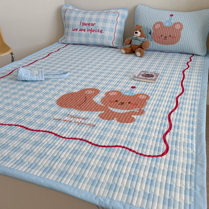 91家纺网 家纺一手货源 找家纺 贝扬思家纺 2026新款数码大版凉感丝夏被凉席系列 拇指小熊