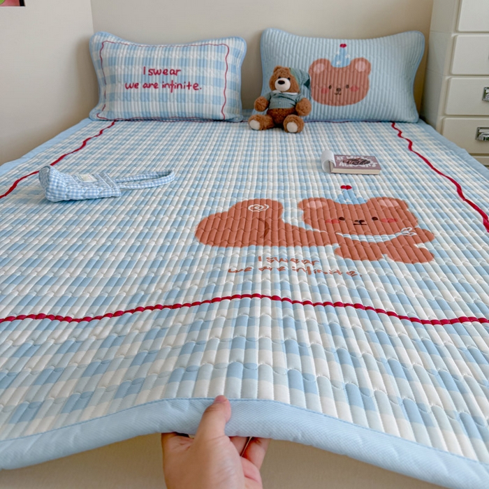 91家纺网 家纺一手货源 找家纺 贝扬思家纺 2026新款数码大版凉感丝夏被凉席系列 拇指小熊