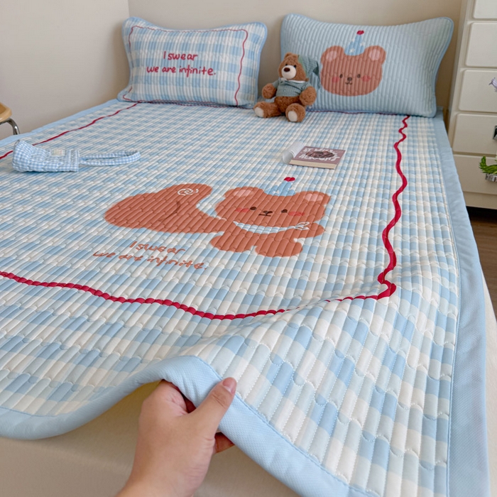 91家纺网 家纺一手货源 找家纺 贝扬思家纺 2026新款数码大版凉感丝夏被凉席系列 拇指小熊