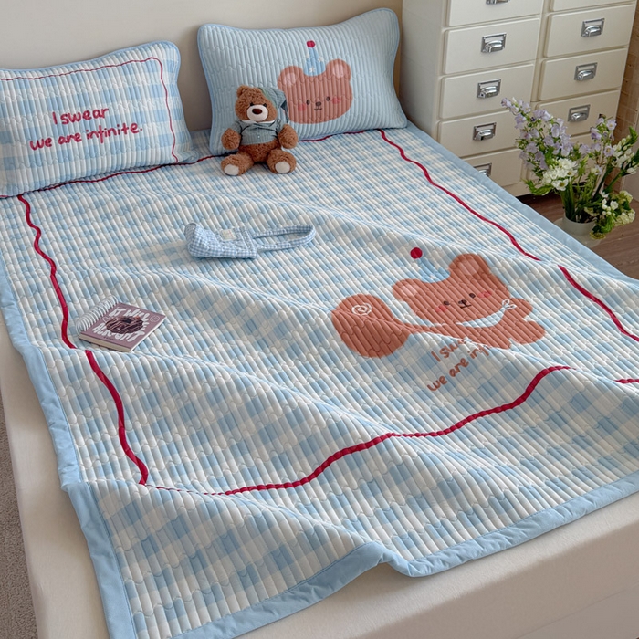 91家纺网 家纺一手货源 找家纺 贝扬思家纺 2026新款数码大版凉感丝夏被凉席系列 拇指小熊