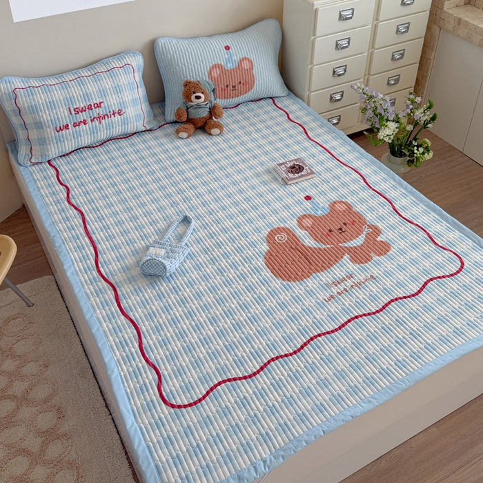 91家纺网 家纺一手货源 找家纺 贝扬思家纺 2026新款数码大版凉感丝夏被凉席系列 拇指小熊