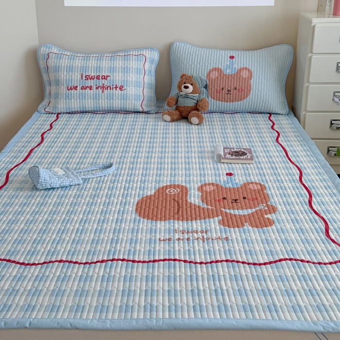 91家纺网 家纺一手货源 找家纺 贝扬思家纺 2026新款数码大版凉感丝夏被凉席系列 拇指小熊