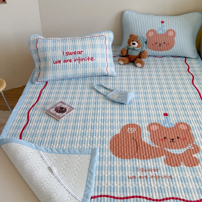 91家纺网 家纺一手货源 找家纺 贝扬思家纺 2026新款数码大版凉感丝夏被凉席系列 拇指小熊