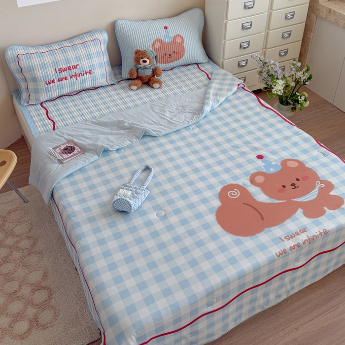 91家纺网 家纺一手货源 找家纺 贝扬思家纺 2026新款数码大版凉感丝夏被凉席系列 拇指小熊