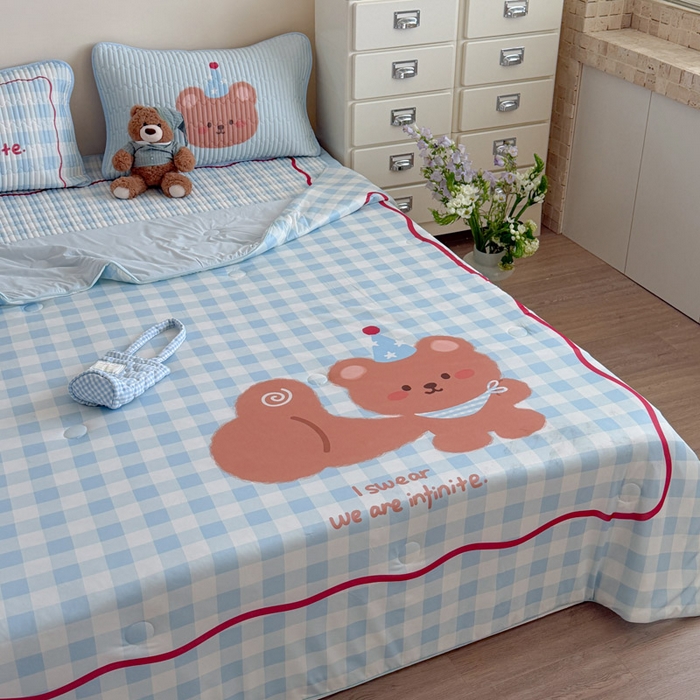 91家纺网 家纺一手货源 找家纺 贝扬思家纺 2026新款数码大版凉感丝夏被凉席系列 拇指小熊