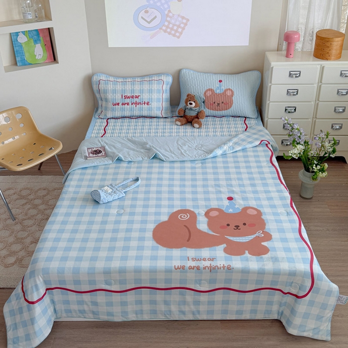 91家纺网 家纺一手货源 找家纺 贝扬思家纺 2026新款数码大版凉感丝夏被凉席系列 拇指小熊