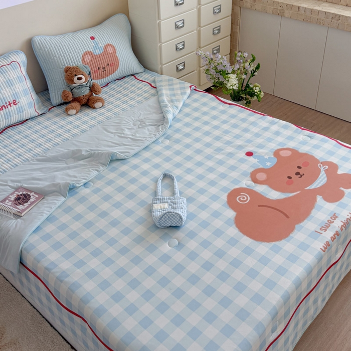 91家纺网 家纺一手货源 找家纺 贝扬思家纺 2026新款数码大版凉感丝夏被凉席系列 拇指小熊