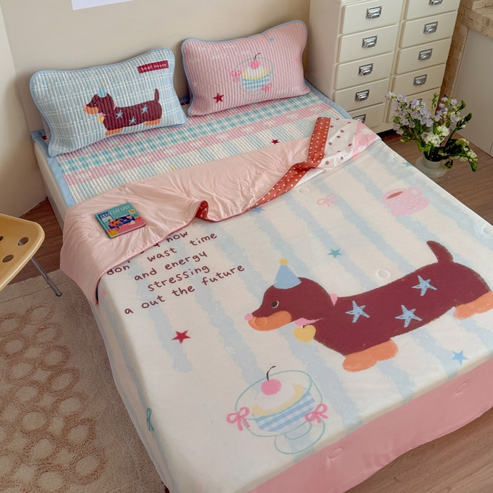 91家纺网 家纺一手货源 找家纺 贝扬思家纺 2026新款数码大版凉感丝夏被凉席系列 奶油小狗