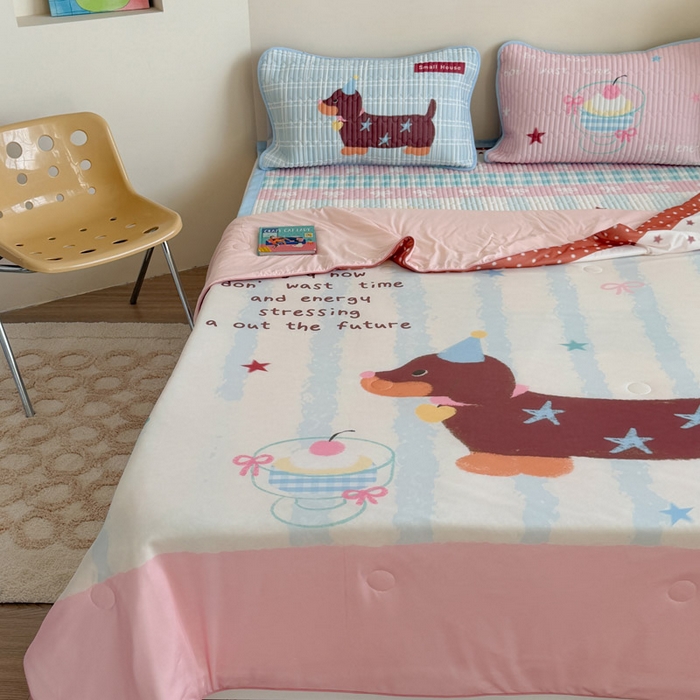 91家纺网 家纺一手货源 找家纺 贝扬思家纺 2026新款数码大版凉感丝夏被凉席系列 奶油小狗