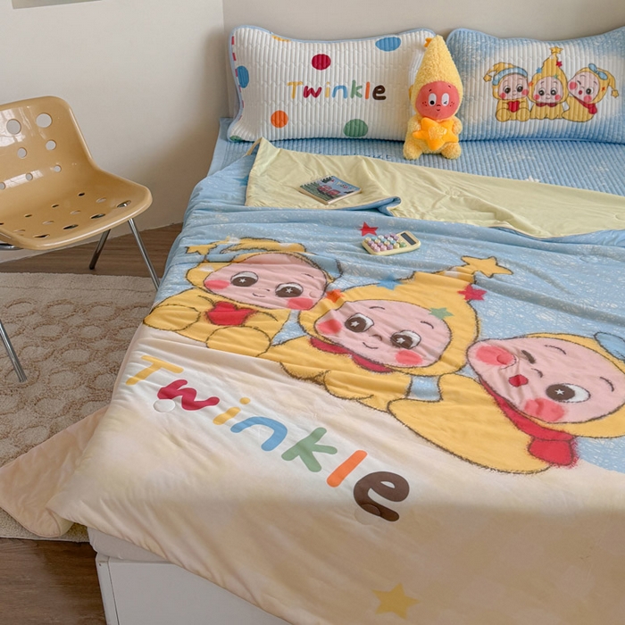 91家纺网 家纺一手货源 找家纺 贝扬思家纺 2026新款数码大版凉感丝夏被凉席系列 三小只