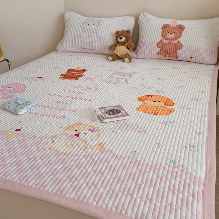 91家纺网 家纺一手货源 找家纺 贝扬思家纺 2026新款数码大版凉感丝夏被凉席系列 小熊生日