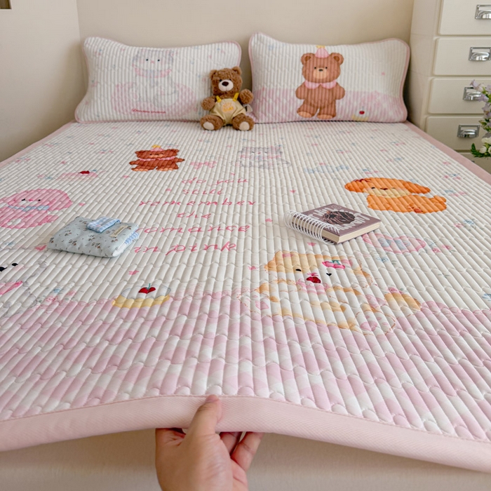 91家纺网 家纺一手货源 找家纺 贝扬思家纺 2026新款数码大版凉感丝夏被凉席系列 小熊生日