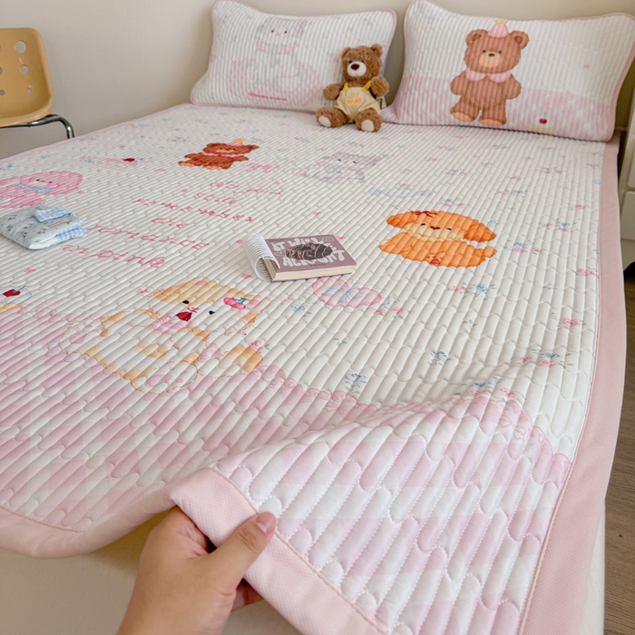 91家纺网 家纺一手货源 找家纺 贝扬思家纺 2026新款数码大版凉感丝夏被凉席系列 小熊生日