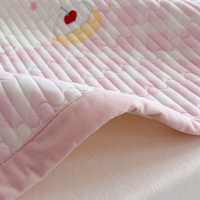 91家纺网 家纺一手货源 找家纺 贝扬思家纺 2026新款数码大版凉感丝夏被凉席系列 小熊生日