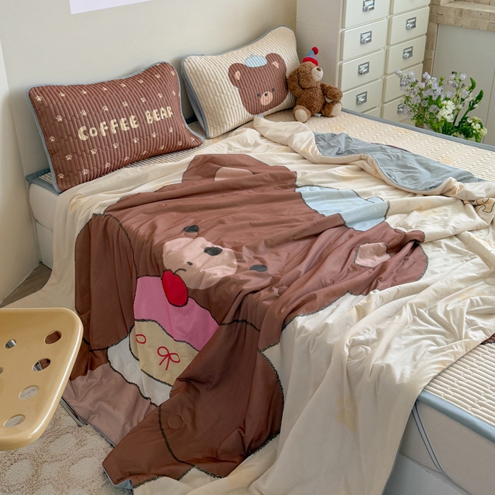 91家纺网 家纺一手货源 找家纺 贝扬思家纺 2026新款数码大版凉感丝夏被凉席系列 樱桃蛋糕熊