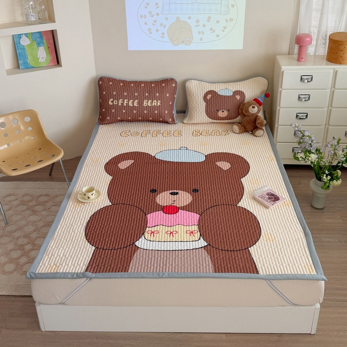 91家纺网 家纺一手货源 找家纺 贝扬思家纺 2026新款数码大版凉感丝夏被凉席系列 樱桃蛋糕熊