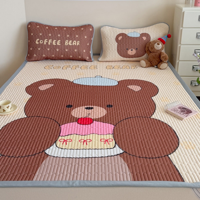 91家纺网 家纺一手货源 找家纺 贝扬思家纺 2026新款数码大版凉感丝夏被凉席系列 樱桃蛋糕熊