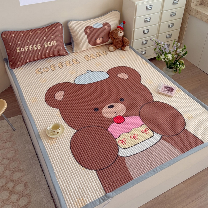 91家纺网 家纺一手货源 找家纺 贝扬思家纺 2026新款数码大版凉感丝夏被凉席系列 樱桃蛋糕熊