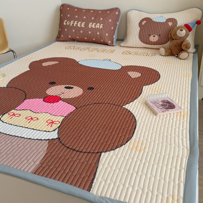 91家纺网 家纺一手货源 找家纺 贝扬思家纺 2026新款数码大版凉感丝夏被凉席系列 樱桃蛋糕熊