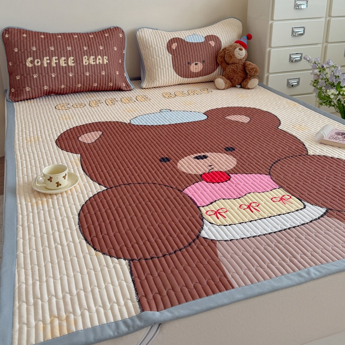 91家纺网 家纺一手货源 找家纺 贝扬思家纺 2026新款数码大版凉感丝夏被凉席系列 樱桃蛋糕熊