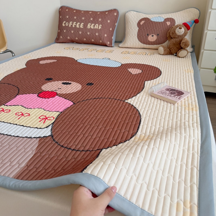 91家纺网 家纺一手货源 找家纺 贝扬思家纺 2026新款数码大版凉感丝夏被凉席系列 樱桃蛋糕熊