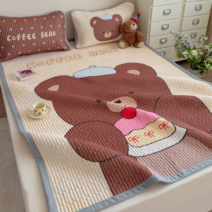 91家纺网 家纺一手货源 找家纺 贝扬思家纺 2026新款数码大版凉感丝夏被凉席系列 樱桃蛋糕熊