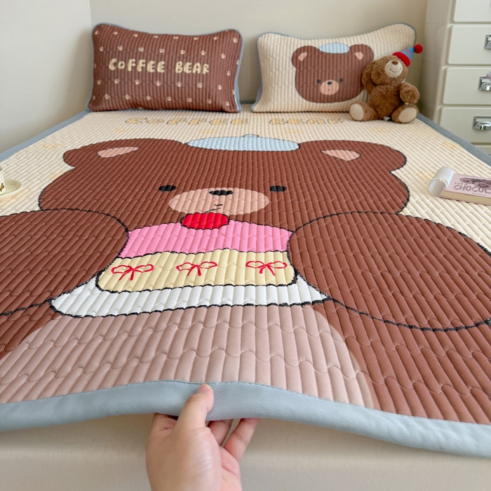 91家纺网 家纺一手货源 找家纺 贝扬思家纺 2026新款数码大版凉感丝夏被凉席系列 樱桃蛋糕熊