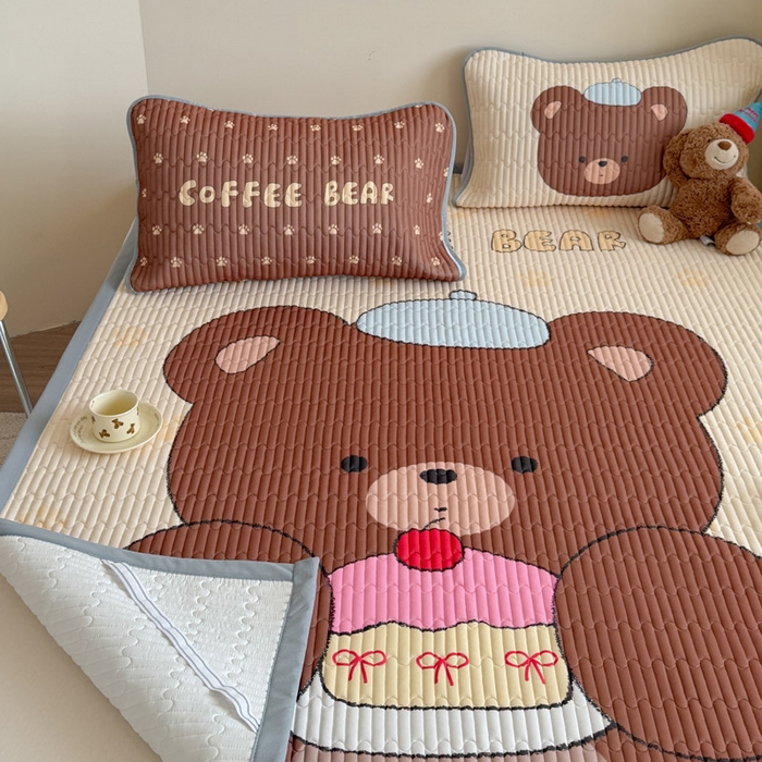 91家纺网 家纺一手货源 找家纺 贝扬思家纺 2026新款数码大版凉感丝夏被凉席系列 樱桃蛋糕熊