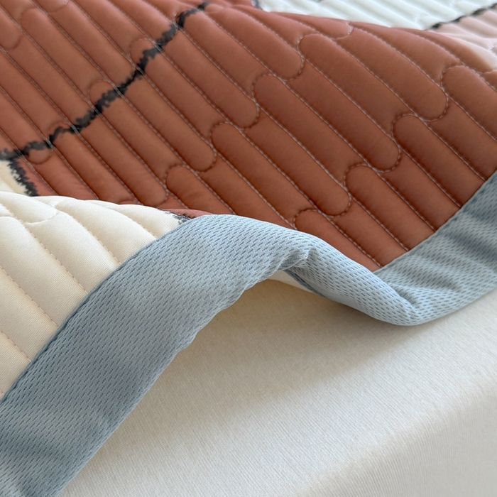 91家纺网 家纺一手货源 找家纺 贝扬思家纺 2026新款数码大版凉感丝夏被凉席系列 樱桃蛋糕熊