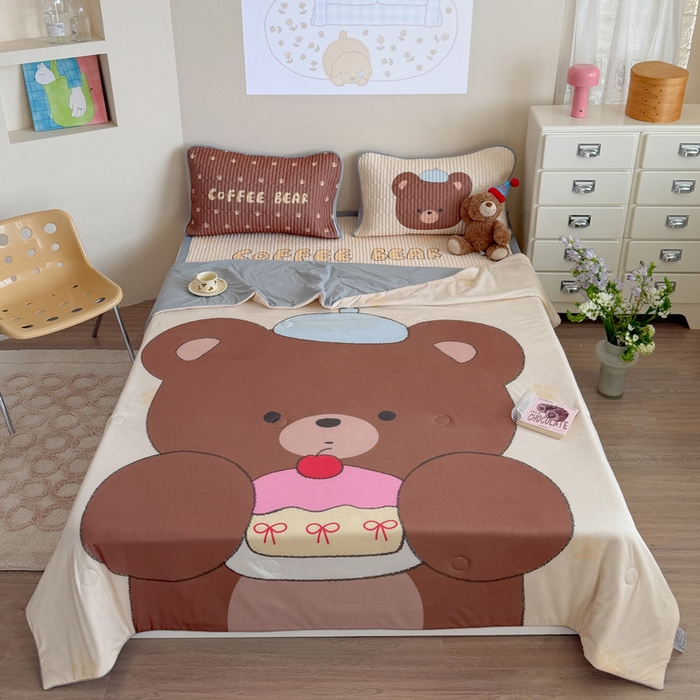 91家纺网 家纺一手货源 找家纺 贝扬思家纺 2026新款数码大版凉感丝夏被凉席系列 樱桃蛋糕熊