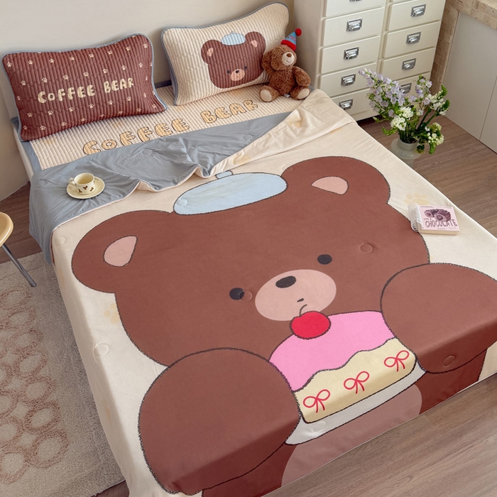 91家纺网 家纺一手货源 找家纺 贝扬思家纺 2026新款数码大版凉感丝夏被凉席系列 樱桃蛋糕熊