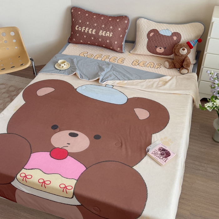 91家纺网 家纺一手货源 找家纺 贝扬思家纺 2026新款数码大版凉感丝夏被凉席系列 樱桃蛋糕熊