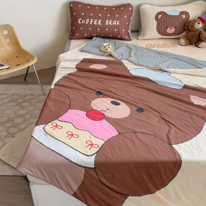 91家纺网 家纺一手货源 找家纺 贝扬思家纺 2026新款数码大版凉感丝夏被凉席系列 樱桃蛋糕熊