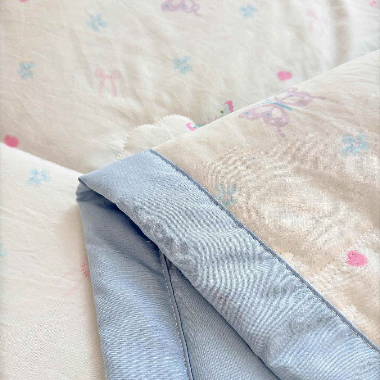 91家纺网 家纺一手货源 找家纺 2026新款A类印花手包边凌香新疆棉花夏被 凌香蝶舞