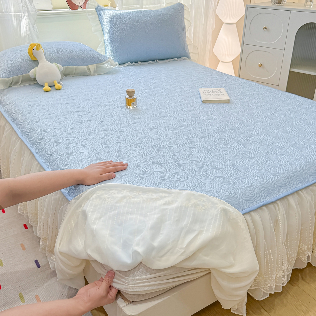 91家纺网 家纺一手货源 找家纺 （总）眠势力 2026新款PE提花冰凉豆豆床裙款床笠凉席子冰丝凉感中分子床裙乙纶床裙床笠二合一