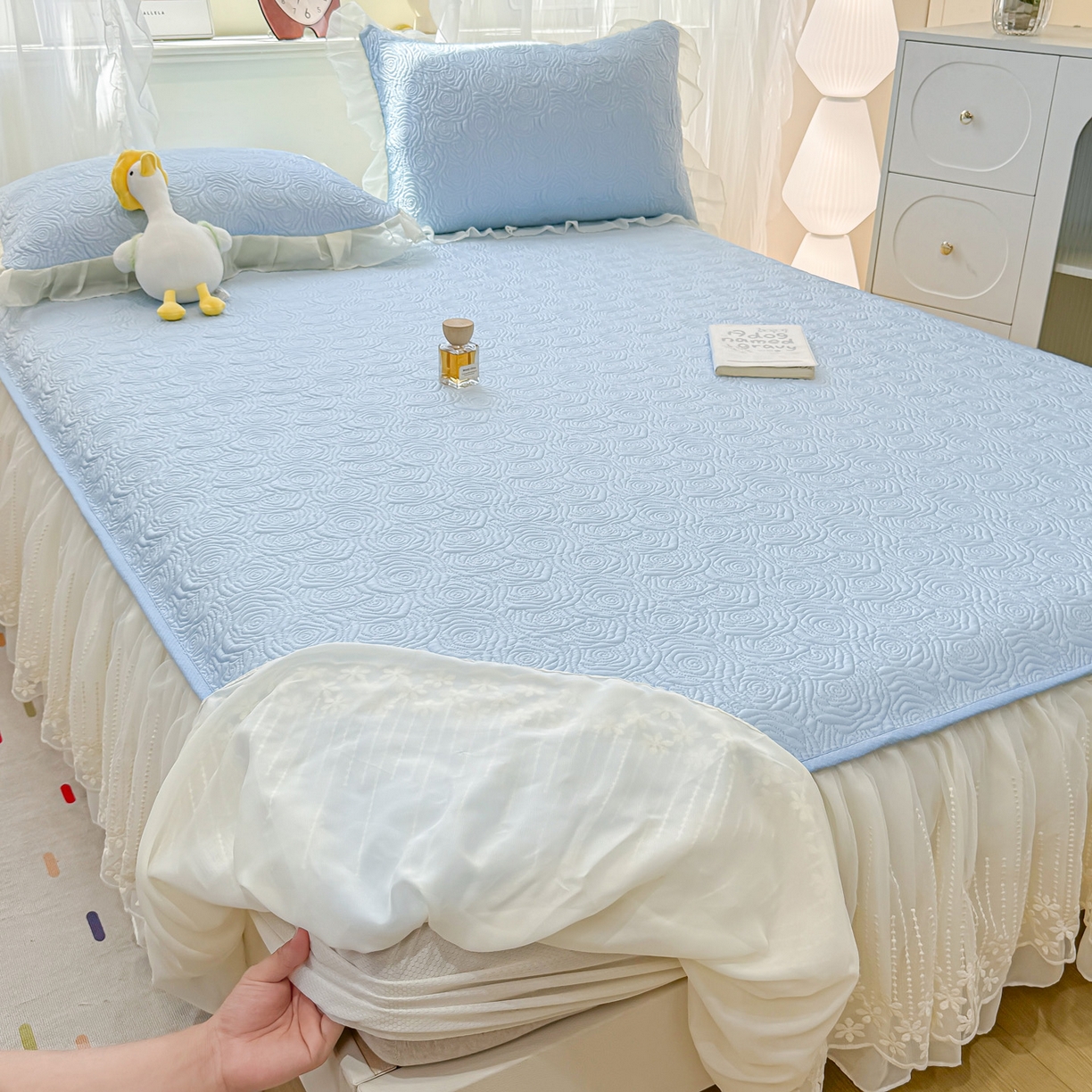 91家纺网 家纺一手货源 找家纺 眠势力 2026新款PE提花冰凉豆豆床裙款床笠凉席子冰丝凉感中分子床裙乙纶床裙床笠二合一 晚风-冰蓝