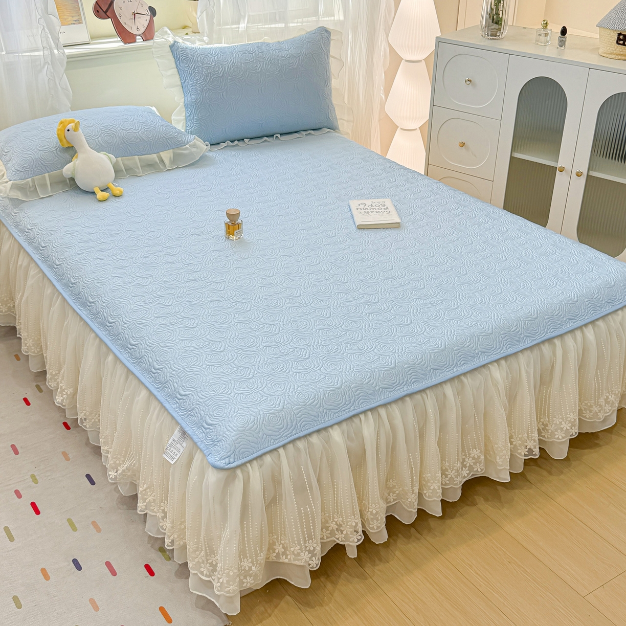 91家纺网 家纺一手货源 找家纺 眠势力 2026新款PE提花冰凉豆豆床裙款床笠凉席子冰丝凉感中分子床裙乙纶床裙床笠二合一 晚风-冰蓝