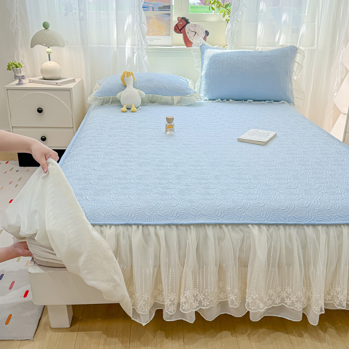 91家纺网 家纺一手货源 找家纺 眠势力 2026新款PE提花冰凉豆豆床裙款床笠凉席子冰丝凉感中分子床裙乙纶床裙床笠二合一 晚风-冰蓝