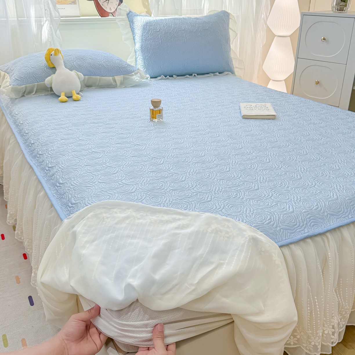 91家纺网 家纺一手货源 找家纺 眠势力 2026新款PE提花冰凉豆豆床裙款床笠凉席子冰丝凉感中分子床裙乙纶床裙床笠二合一 晚风-冰蓝