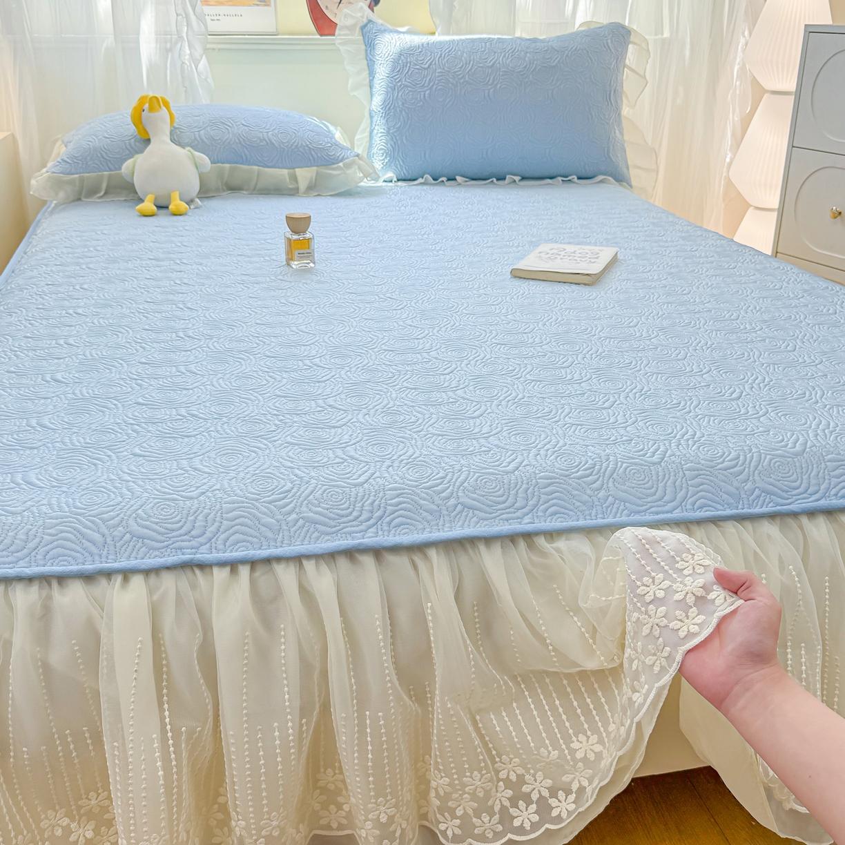 91家纺网 家纺一手货源 找家纺 眠势力 2026新款PE提花冰凉豆豆床裙款床笠凉席子冰丝凉感中分子床裙乙纶床裙床笠二合一 晚风-冰蓝