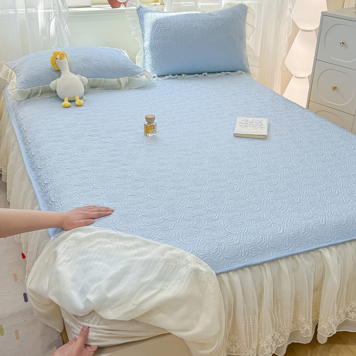 91家纺网 家纺一手货源 找家纺 眠势力 2026新款PE提花冰凉豆豆床裙款床笠凉席子冰丝凉感中分子床裙乙纶床裙床笠二合一 晚风-冰蓝